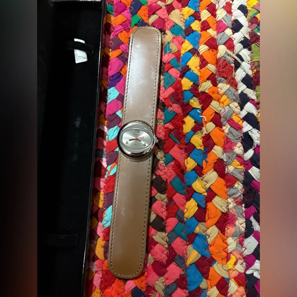BEIJO BROWN SNAP-ON WATCH W/ BOX